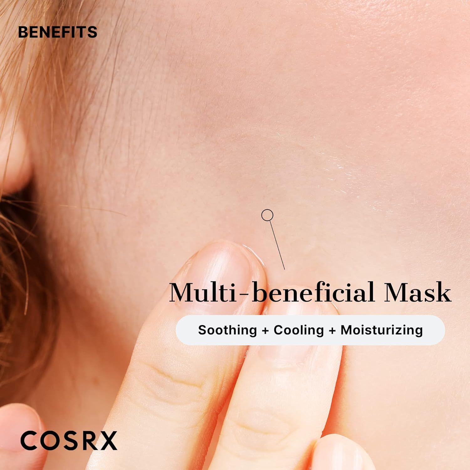 Primo piano di una mano che tocca la pelle. Testo: Multi-beneficial Mask. Lenitivo + Rinfrescante + Idratante. Marchio: Cosrx.