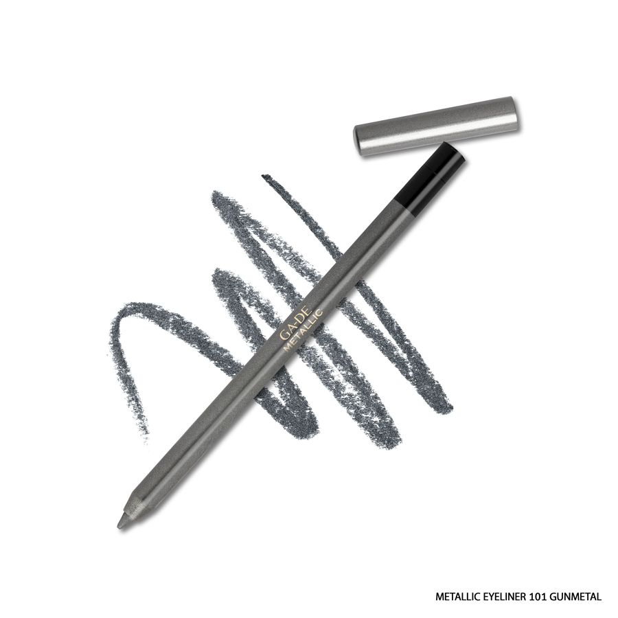 Eyeliner Ga-De Metallic con cappuccio aperto e tratto. Mina grigia. Nome del prodotto e tonalità 'Gunmetal' in basso.