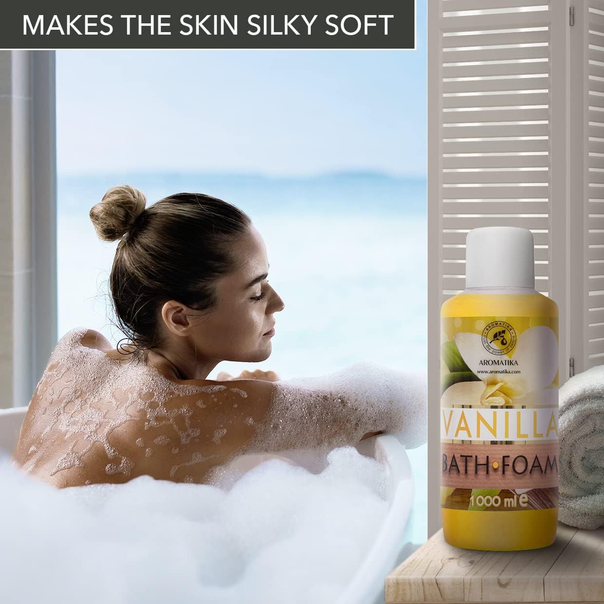 Bottiglia gialla con tappo bianco accanto a una donna nella vasca da bagno. Scritta: AROMATIKA, VANILLA BATH FOAM. Asciugamani.