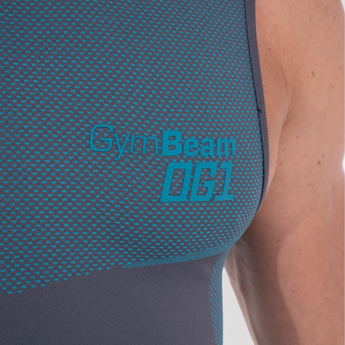 Vista dettagliata della trama blu e del logo GymBeam OG1 sulla canottiera grigia da uomo.
