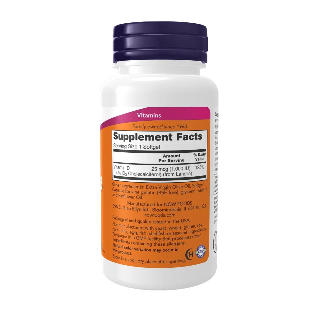 Retro di un flacone bianco con tappo viola. Etichetta con testo: Supplement Facts. Contiene vitamina D. Marchio: NOW.