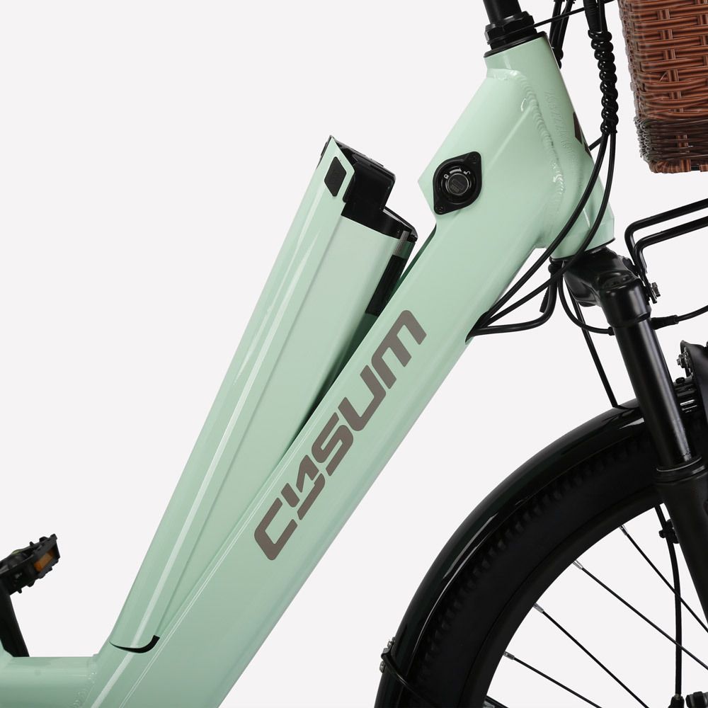 Primo piano del telaio verde chiaro di una bici elettrica. Logo CYSUM visibile. Supporto batteria.