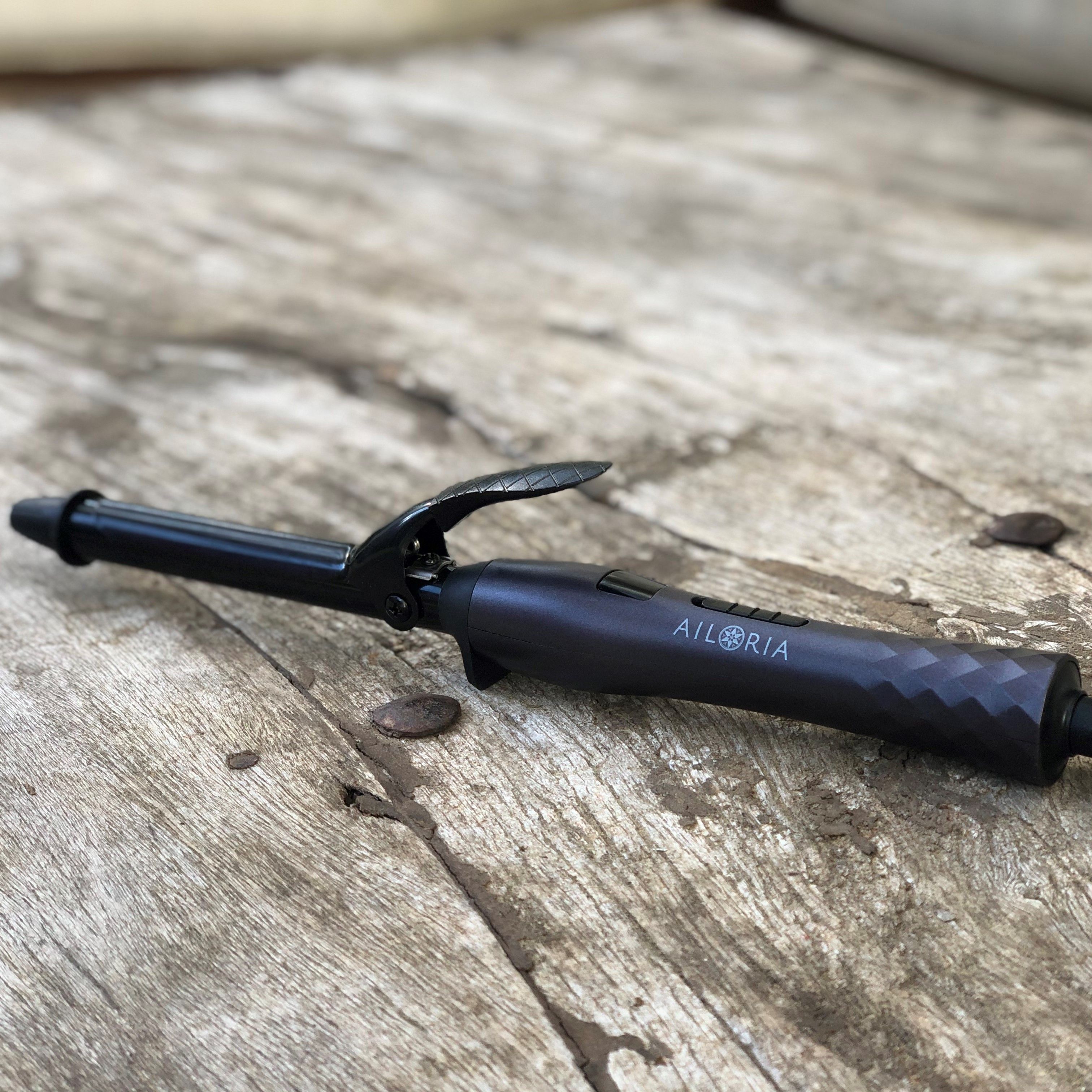 Arricciacapelli grigio scuro su legno. Logo AILORIA visibile. 19mm. Cavo nero.