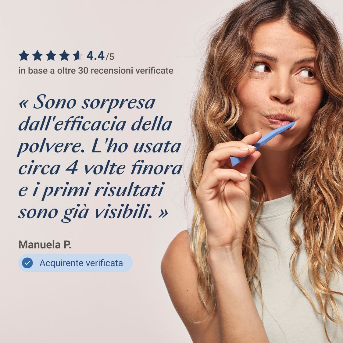 Donna che si lava i denti. Testo: «Sono sorpresa dell'efficacia della polvere.»