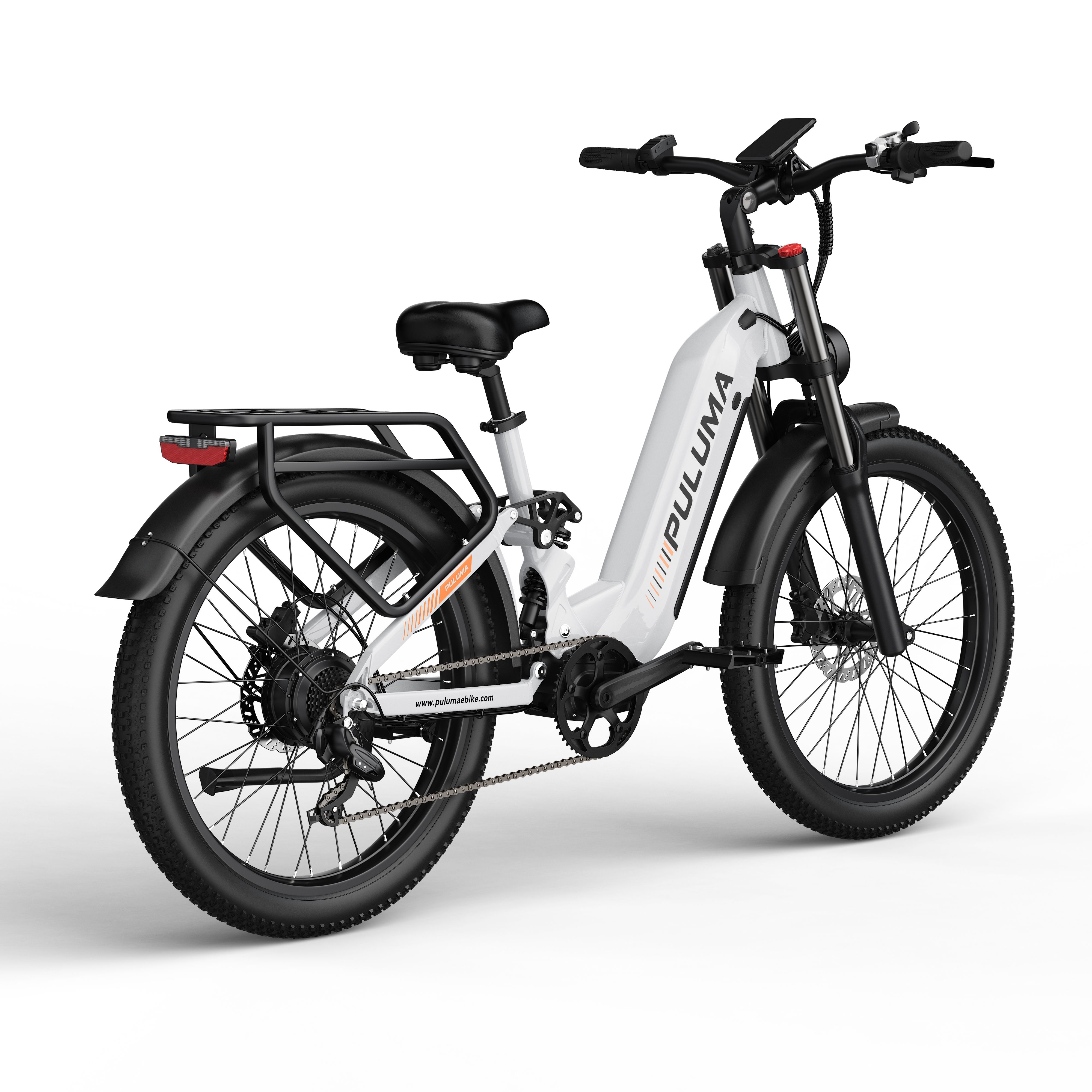 Bicicletta elettrica bianca con pneumatici neri e portapacchi. Scritta PULUMA.