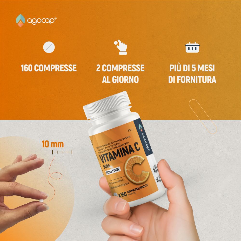 Mano che tiene compressa e flacone di vitamina C. Testo: 160 compresse. 2 compresse al giorno. Più di 5 mesi di fornitura.