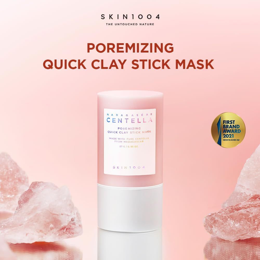 Stick maschera viso rosa e bianco. Testo: Poremizing Quick Clay Stick Mask. Premio: First Brand Award 2021. Marchio: SKIN1004.