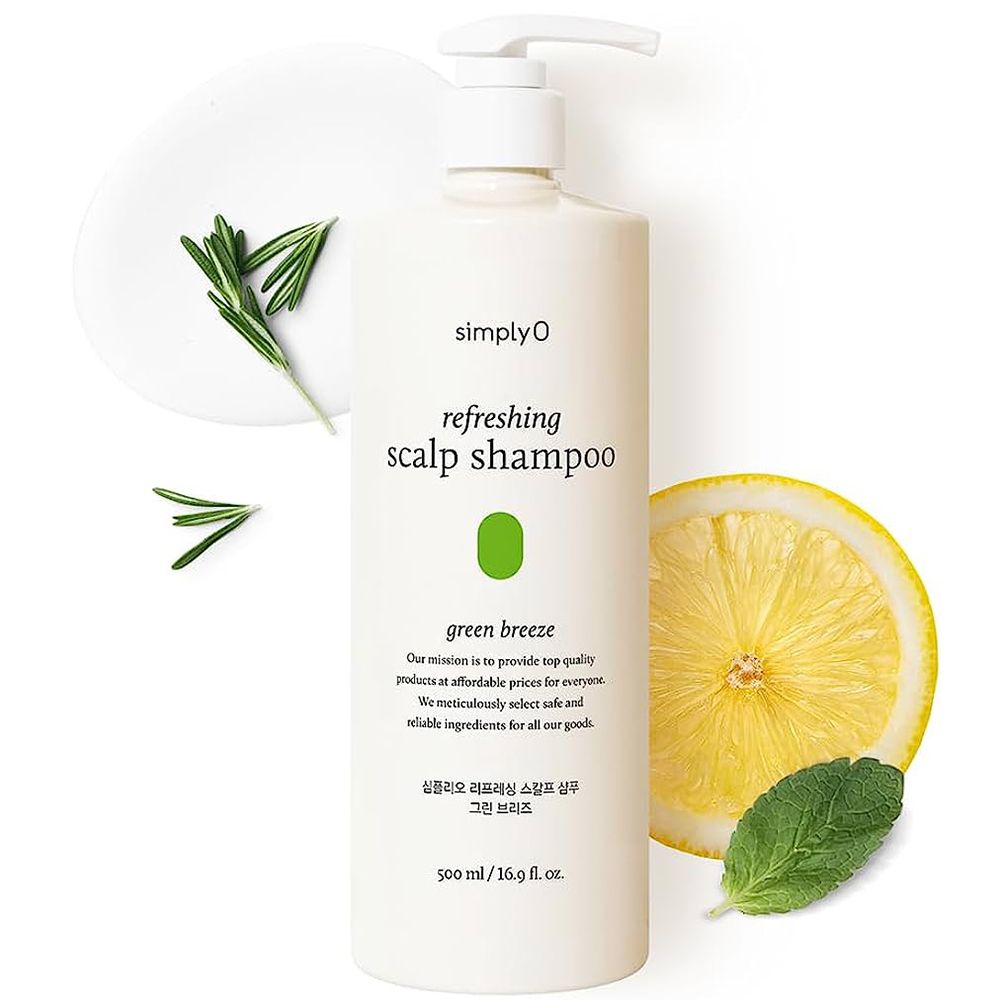 Flacone di shampoo bianco con dosatore, circondato da limone, rosmarino e menta. Scritta: "simplyO refreshing scalp shampoo green breeze". Logo verde.