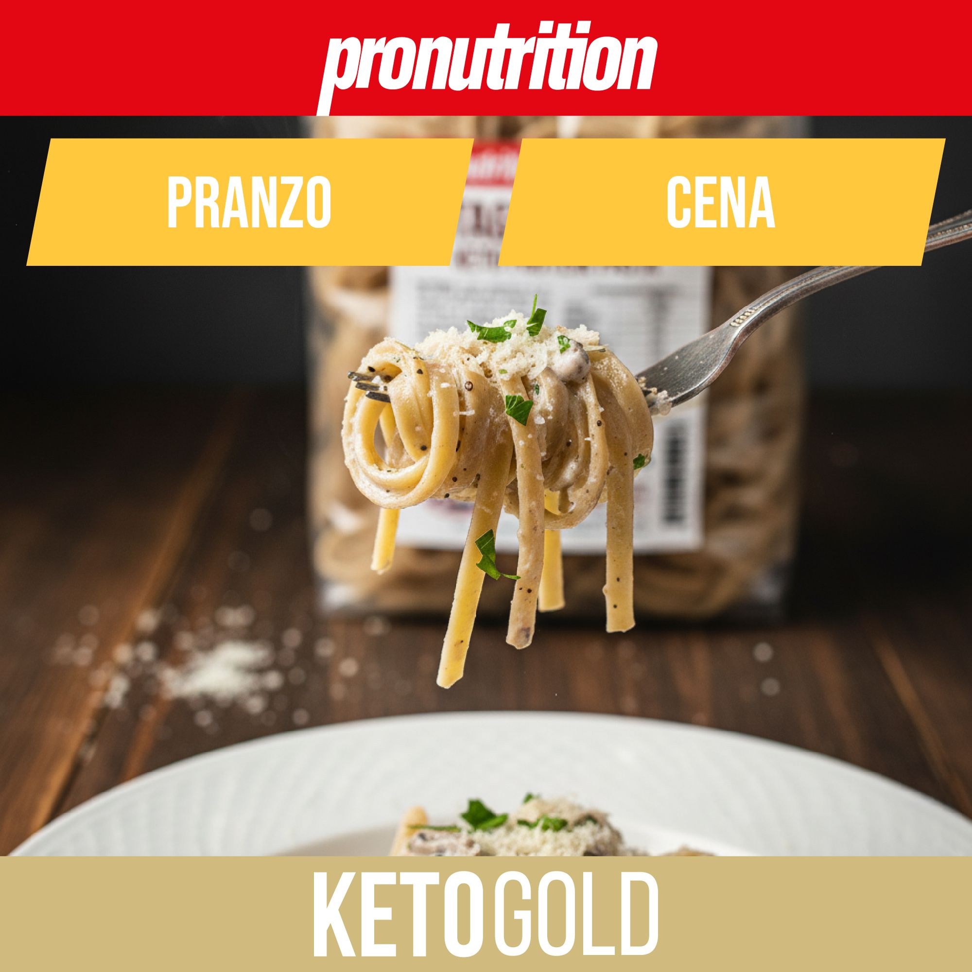 Forchetta con pasta. Pasta su un piatto. Sullo sfondo una confezione di pasta. Marchio: Pronutrition.