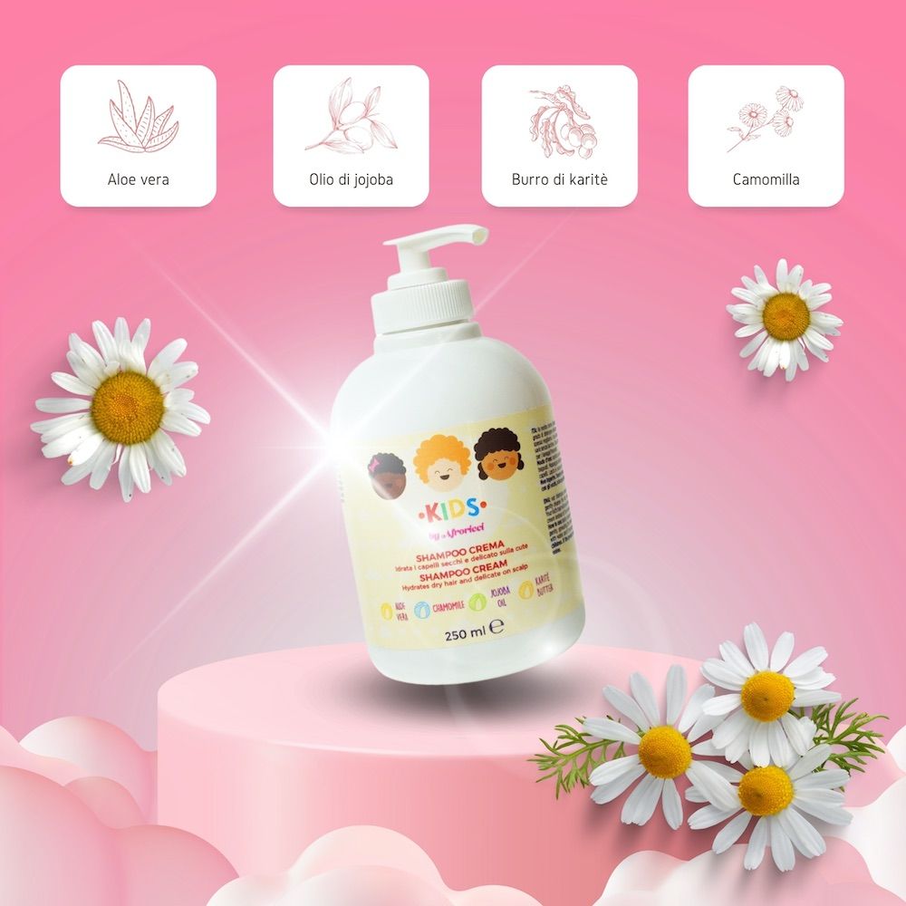 Flacone bianco AfroRicci Kids Shampoo Crema con dosatore. Sfondo rosa con fiori di camomilla e icone degli ingredienti.
