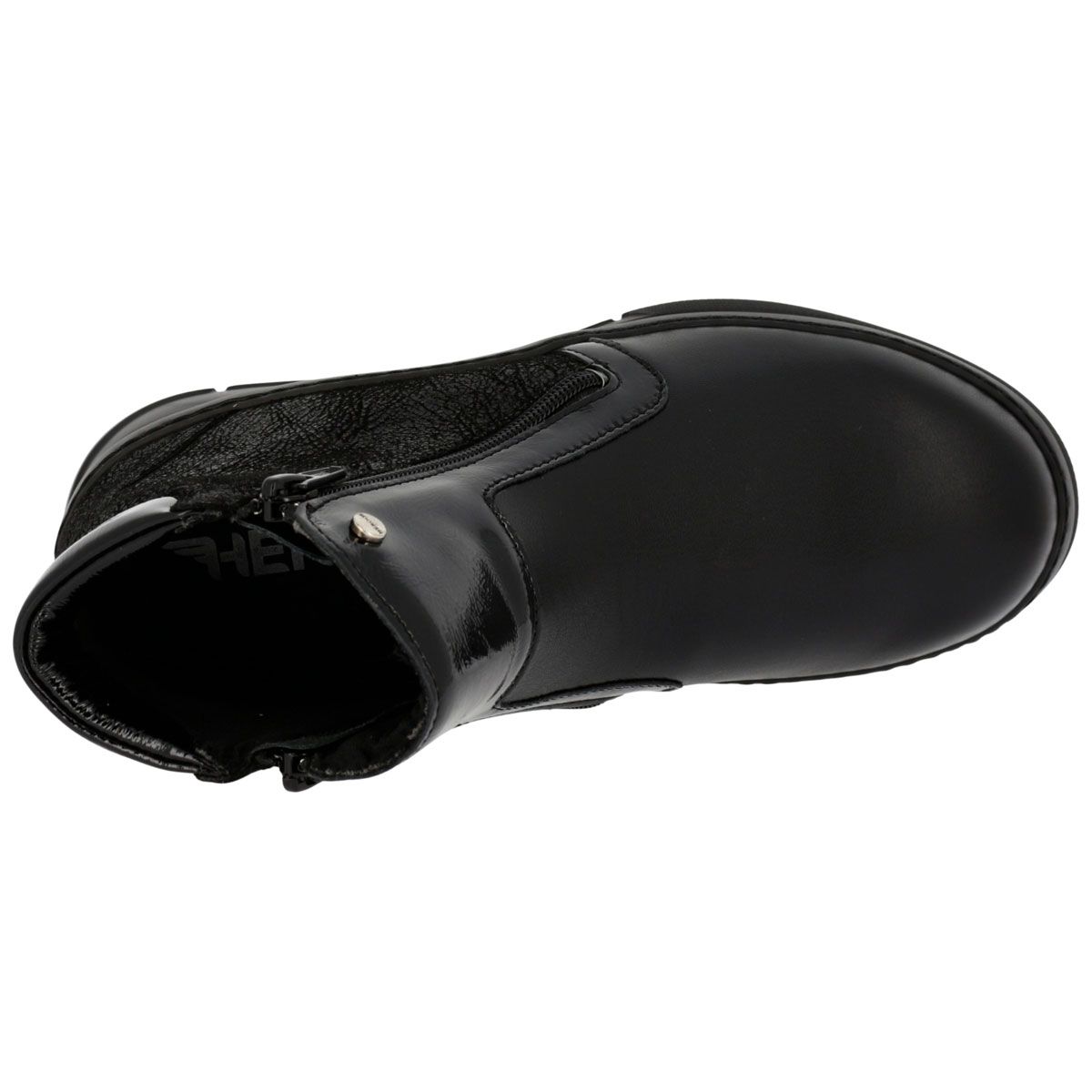 Vista dall'alto di uno stivale nero con zip e dettagli lucidi. Suola piatta. Forma di scarpa comoda.