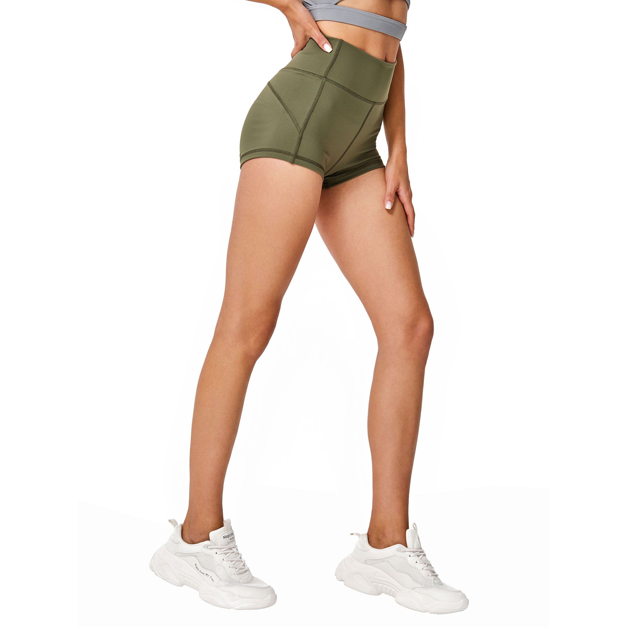 Pantaloncini sportivi verde oliva a vita alta con cuciture sui lati.
