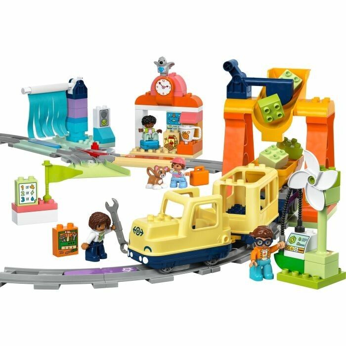 Set LEGO Duplo con treno giallo, binari, personaggi e accessori. Vari elementi sono disposti.