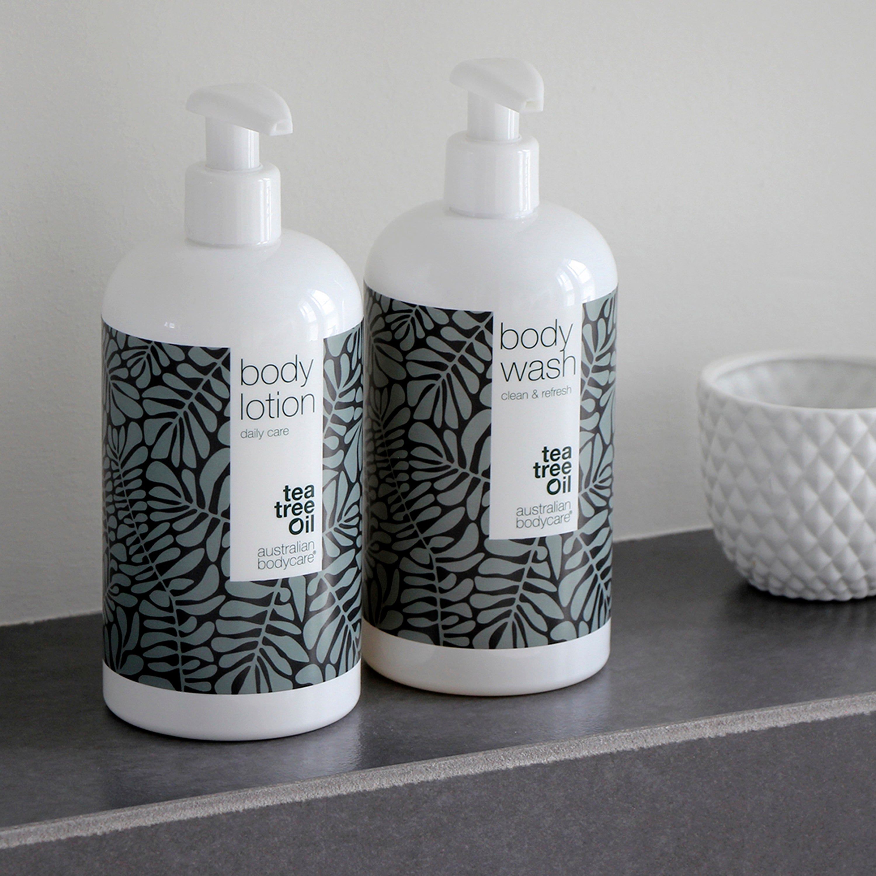 Due dispenser bianchi con motivo a foglie grigie. Scritta: body lotion, body wash, Australian Bodycare.