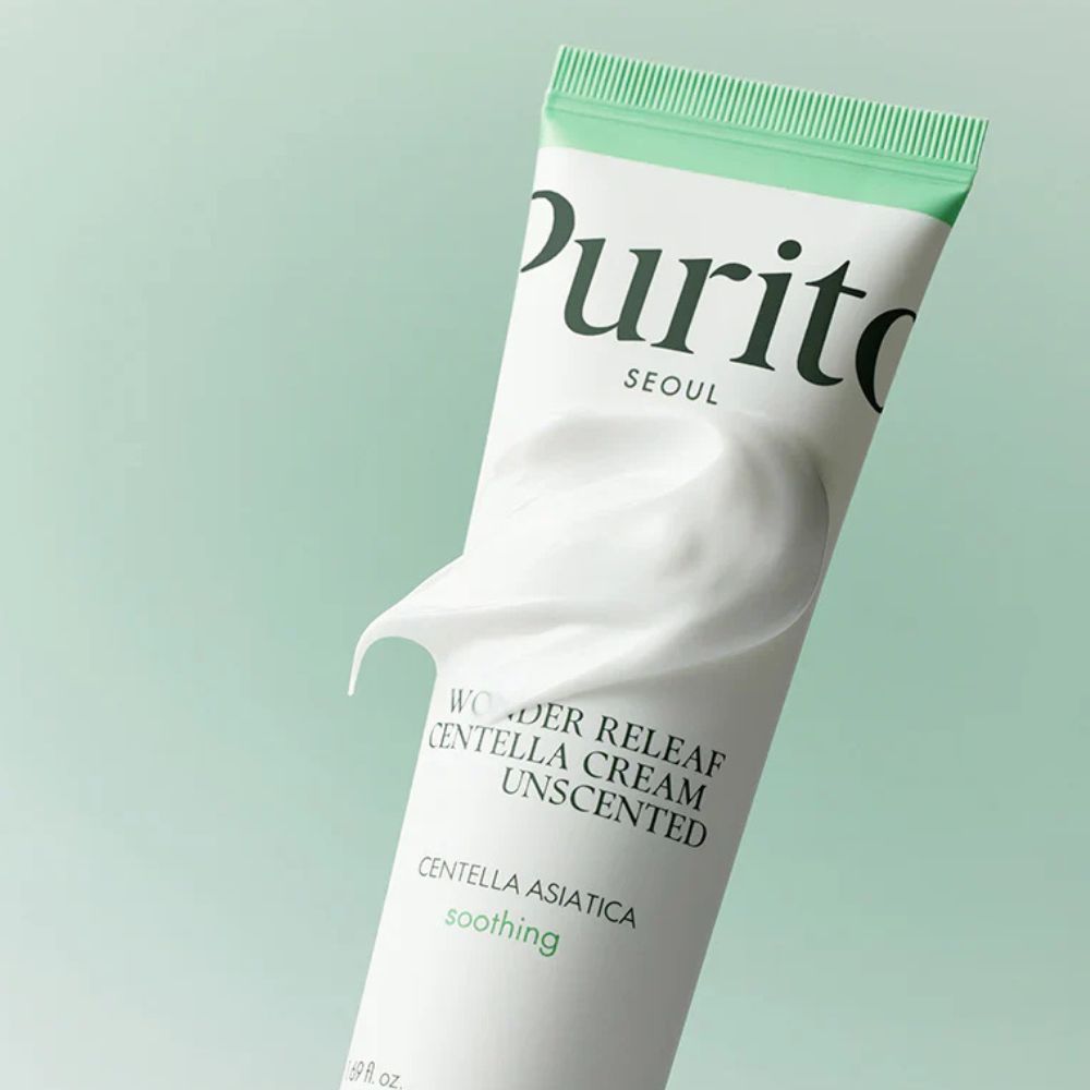 PURITO Wonder Releaf Centella Cream Unscented, crema bianca esce dal tubo.