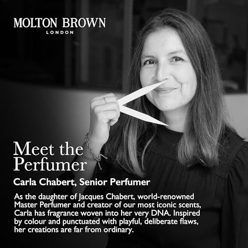 Donna tiene delle strisce profumate. Testo: Meet the Perfumer, Carla Chabert, Senior Perfumer.