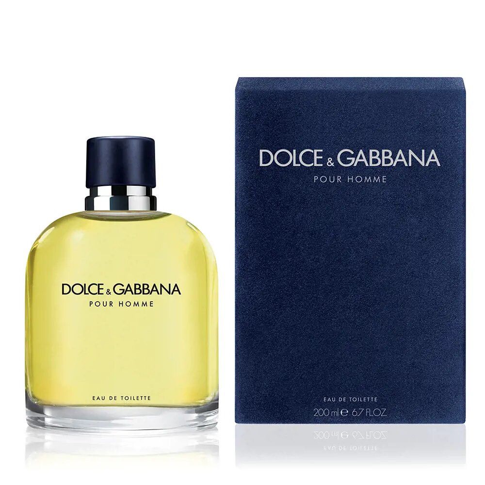 Flacone e scatola di Dolce & Gabbana Pour Homme Eau de Toilette. Flacone con liquido giallo, tappo blu. Scatola blu con testo bianco.