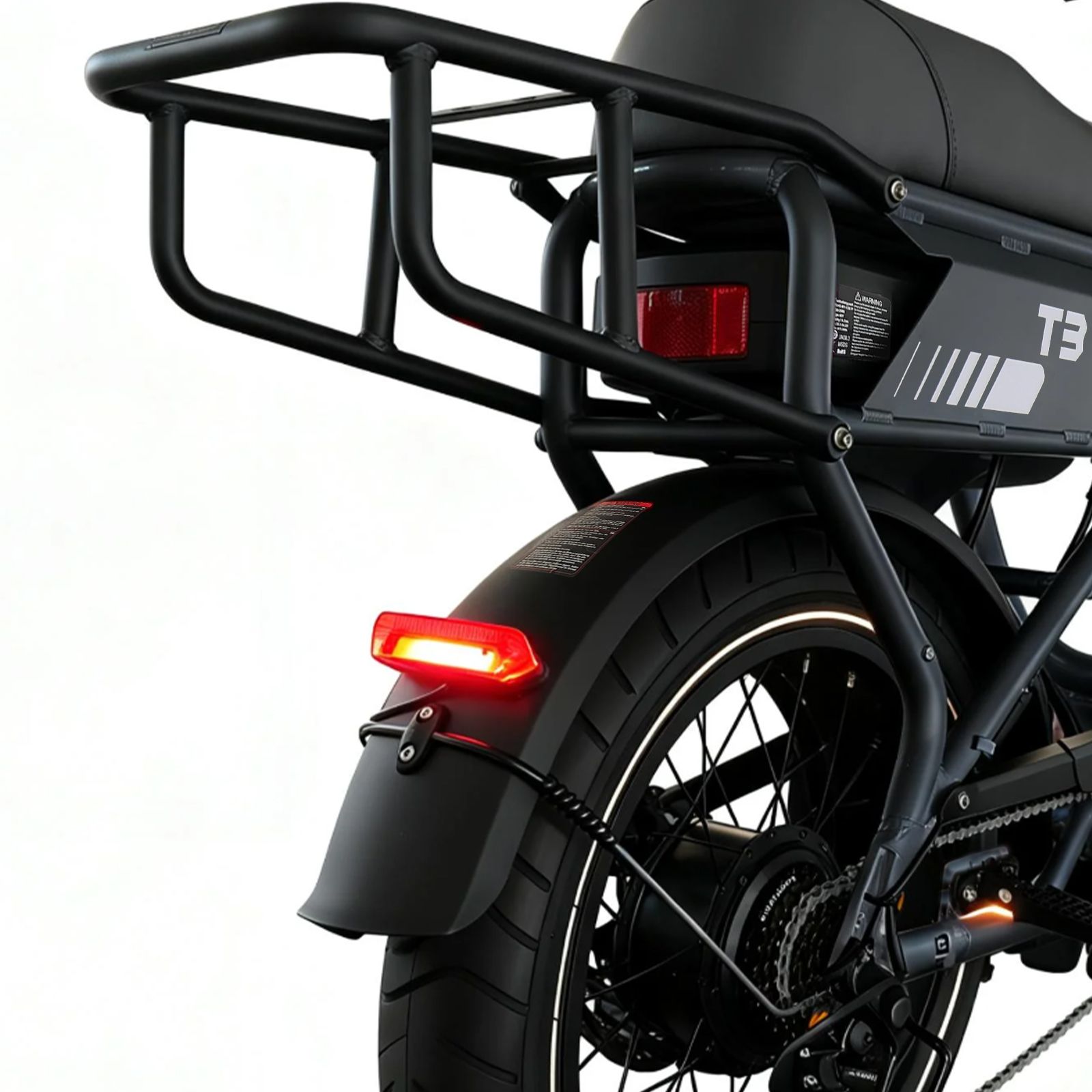 Vista posteriore della bici cargo elettrica. Portapacchi, fanale posteriore rosso, parafango nero, logo T3.