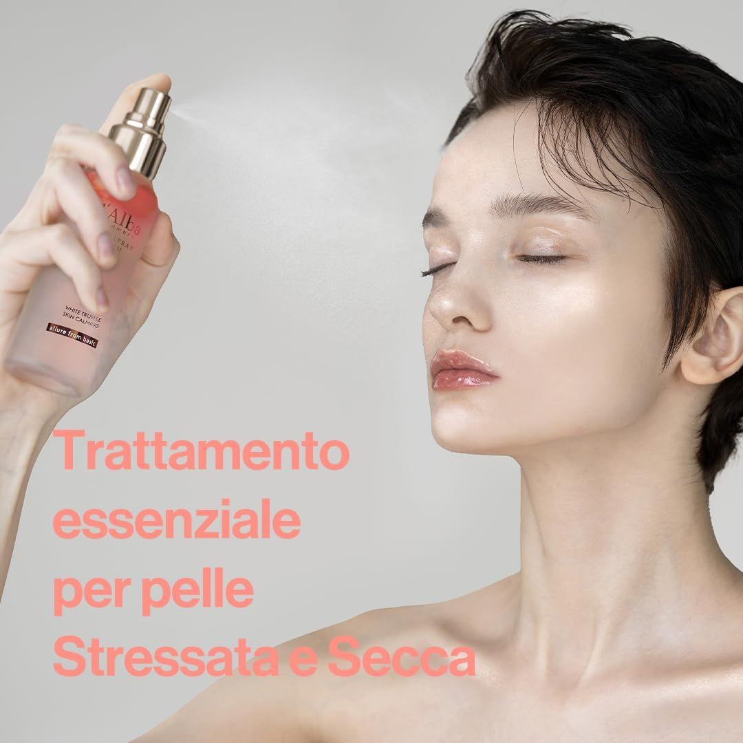 Donna che spruzza siero sul viso. Testo: Trattamento essenziale per pelle stressata e secca.