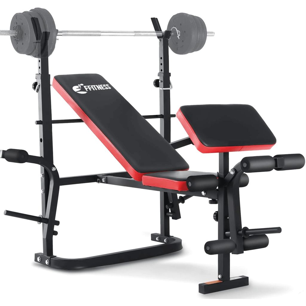 Panca fitness con bilanciere e pesi. Imbottitura nera e rossa, struttura in metallo nero. Supporto braccia e leg press integrati.