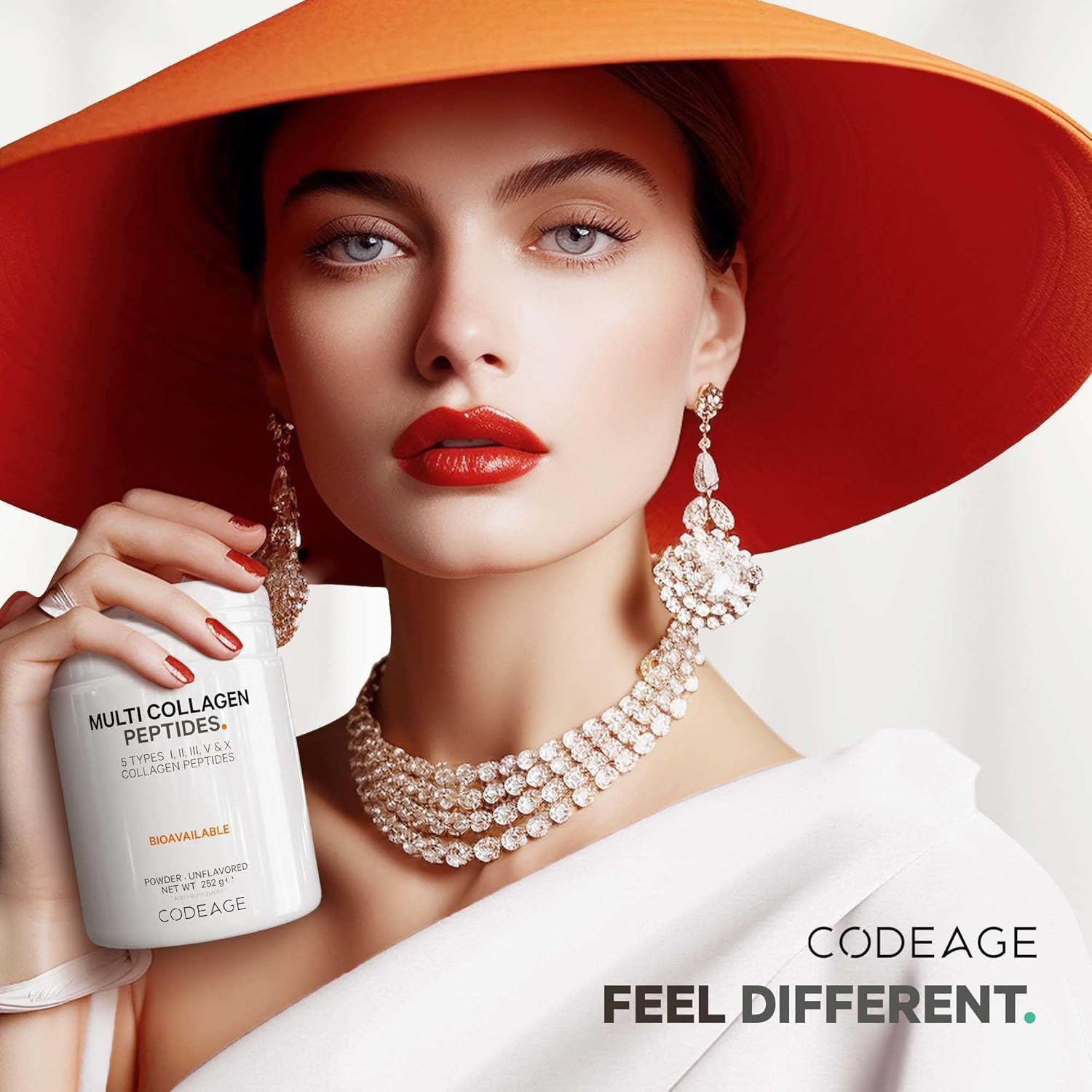 Donna con cappello rosso tiene contenitore di polvere bianca 'Multi Collagen Peptides'. Marchio: Codeage.