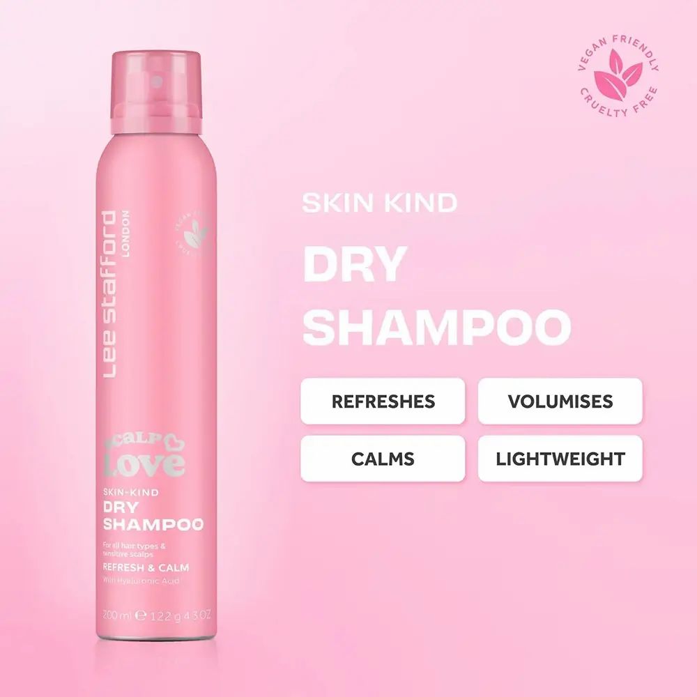 Flacone di shampoo secco rosa. Scritta: Scalp Love, Skin Kind Dry Shampoo. Sigilli vegano e cruelty free.
