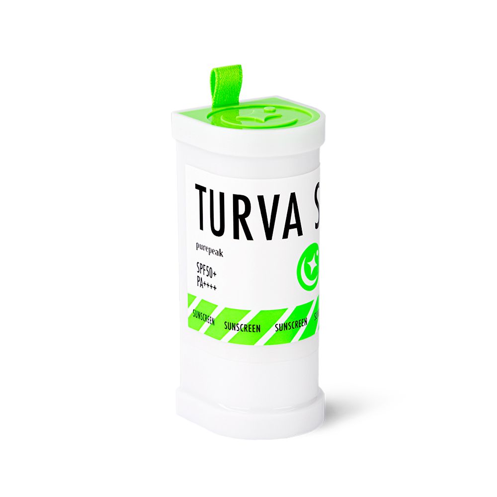 Stick solare PUREPEAK TURVA SUN. Contenitore cilindrico bianco con coperchio e anello verdi. Scritta TURVA SUN in nero e verde. Sono indicati anche SPF50+ e PA++++. Il prodotto è contrassegnato dalla parola SUNSCREEN.