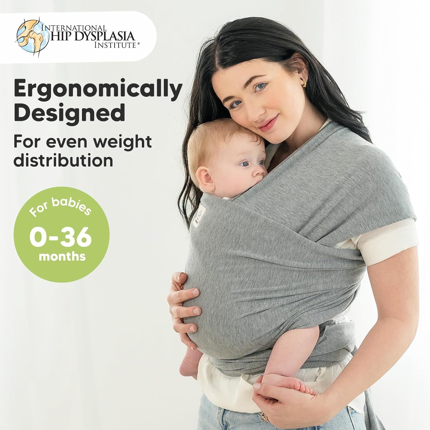 Fascia porta bebè KeaBabies grigia, progettata ergonomicamente per una distribuzione uniforme del peso. Adatta per bambini da 0 a 36 mesi. Una madre tiene un bambino nella fascia.