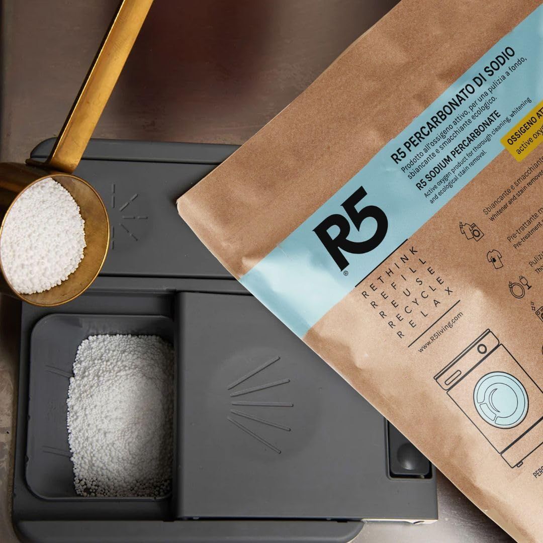R5 Percarbonato di Sodio versato in un cassetto. Imballaggio marrone con fascia blu e testo bianco.