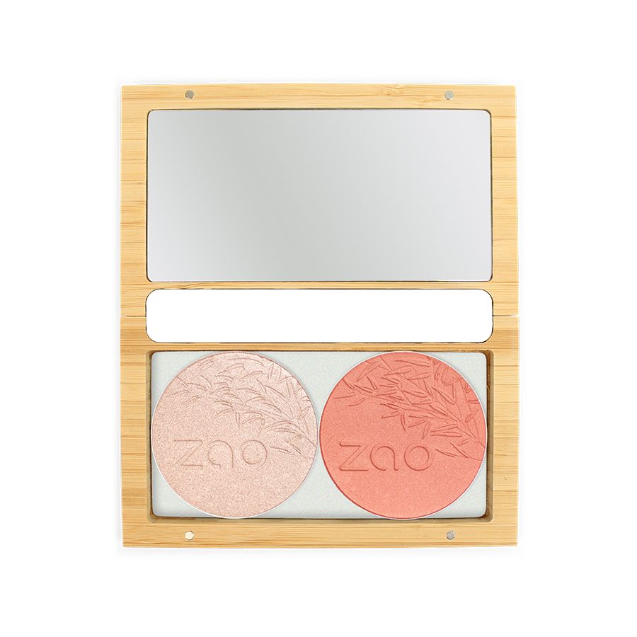 Scatola in bambù aperta con specchio e due ciprie. Colore legno naturale. Logo sulle ciprie.