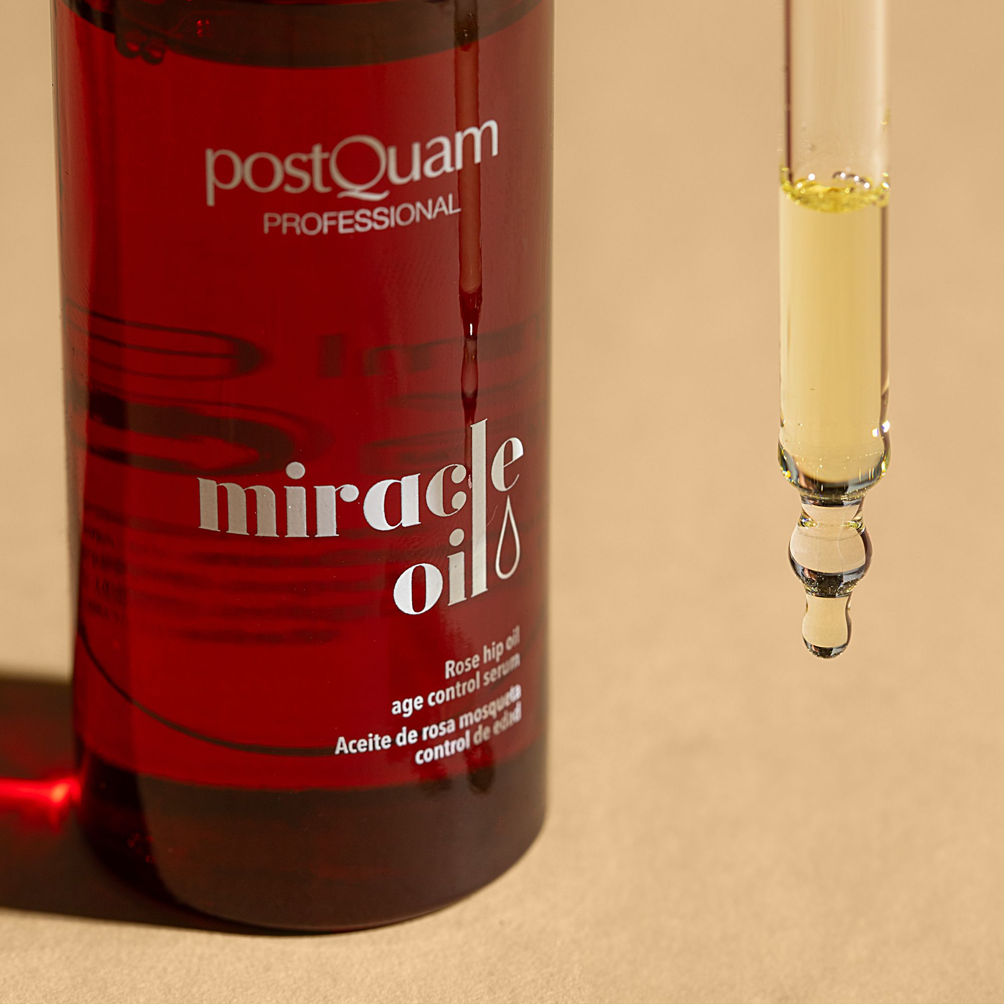 Flacone e pipetta Postquam Miracle Oil. Flacone rosso con testo: Miracle Oil, Rose hip oil, age control serum. Pipetta con olio.