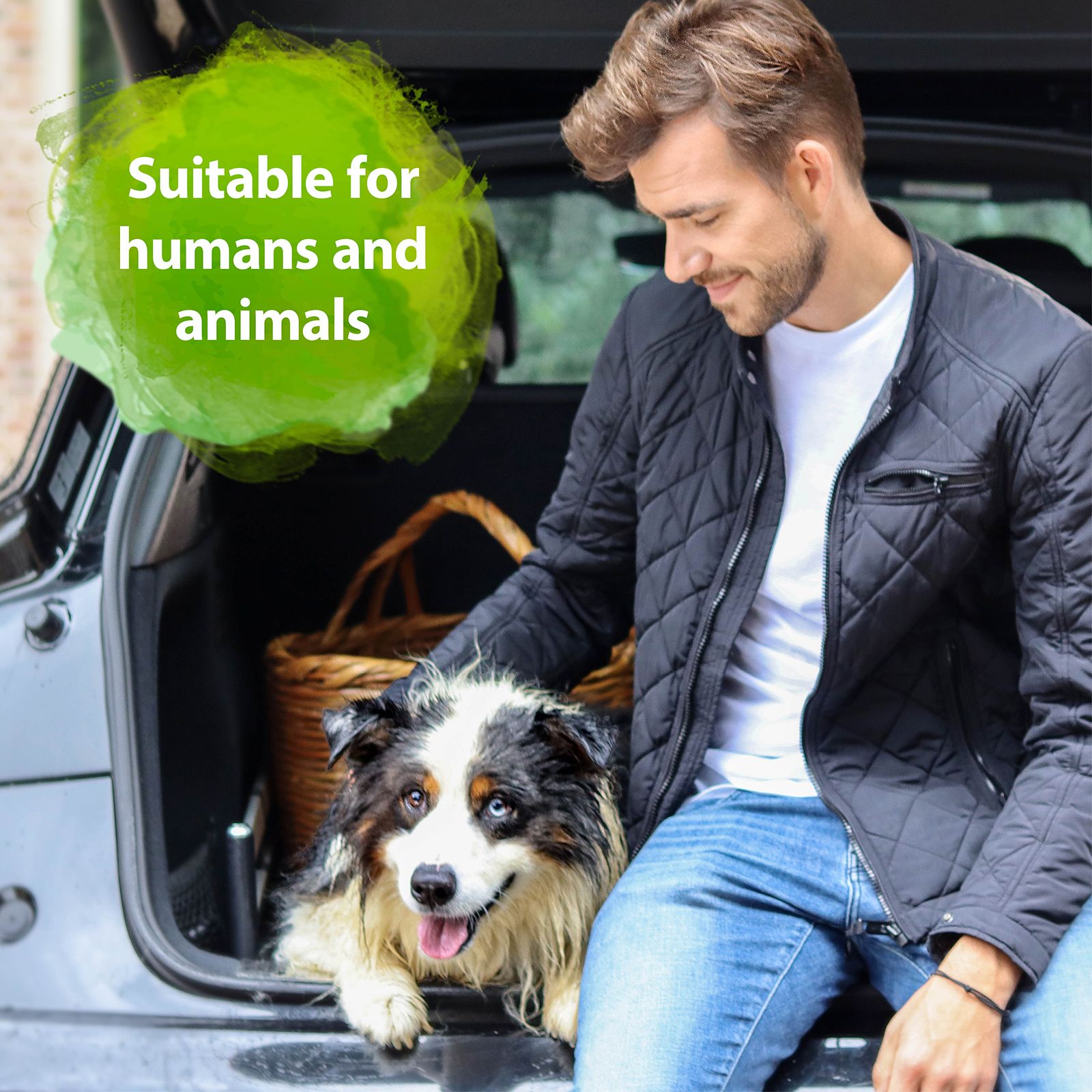 Uomo e cane in auto. Testo: Adatto a umani e animali.