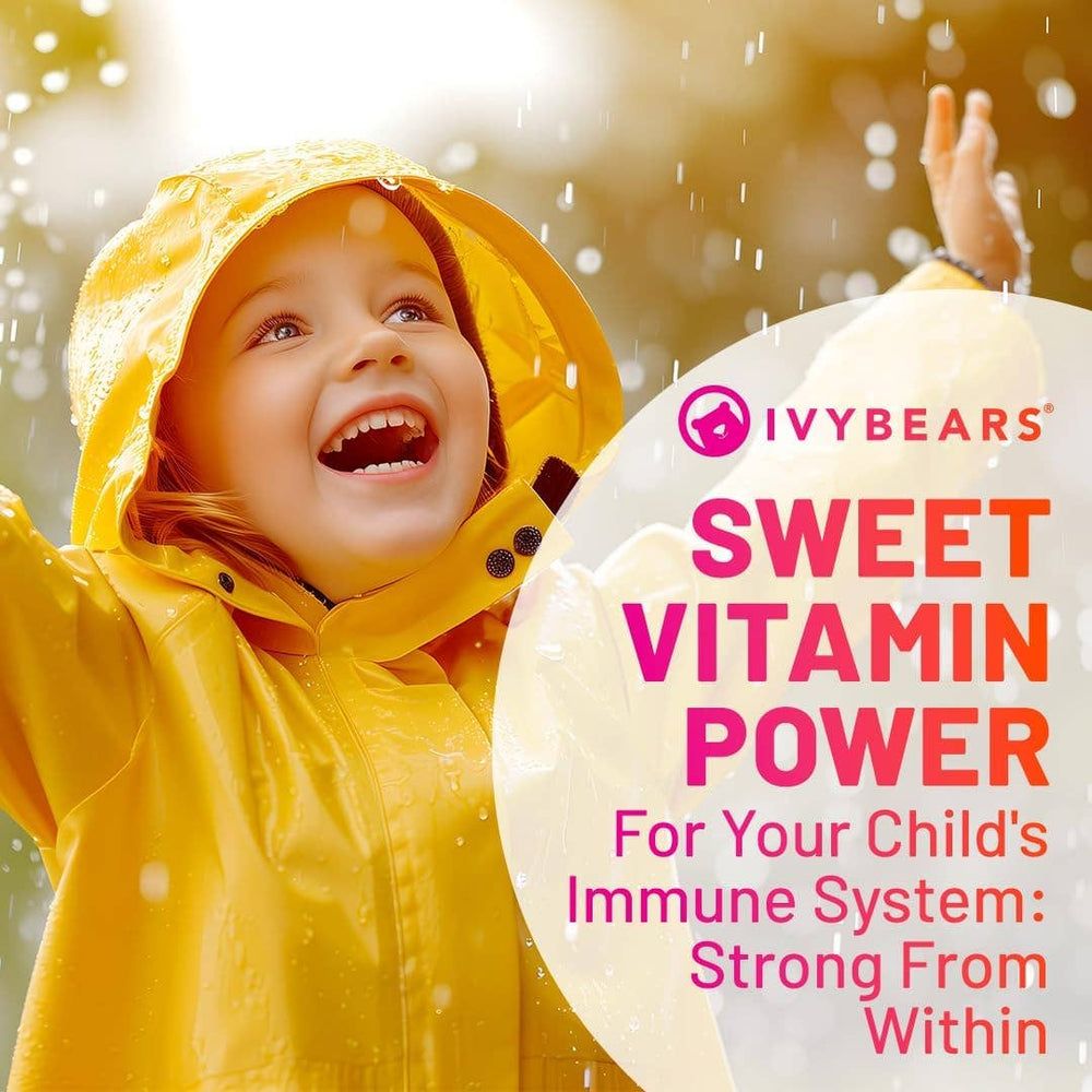Bambino con giacca gialla sotto la pioggia. Testo: IVYBEARS, Sweet Vitamin Power, per il sistema immunitario del tuo bambino.