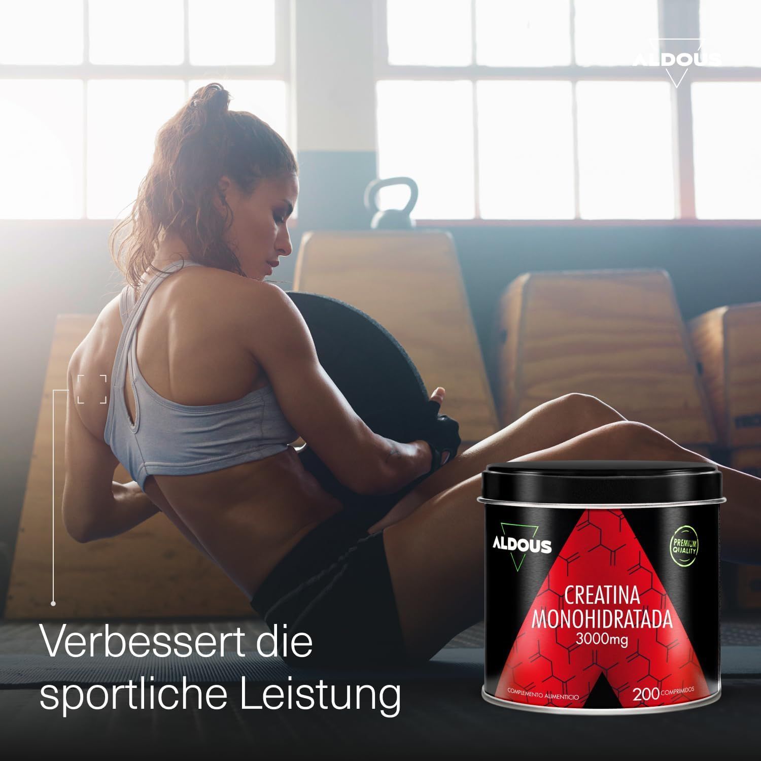 Donna in palestra con lattina Aldous Creatina Monoidrato. Migliora le prestazioni sportive. Lattina da 3000 mg di creatina.