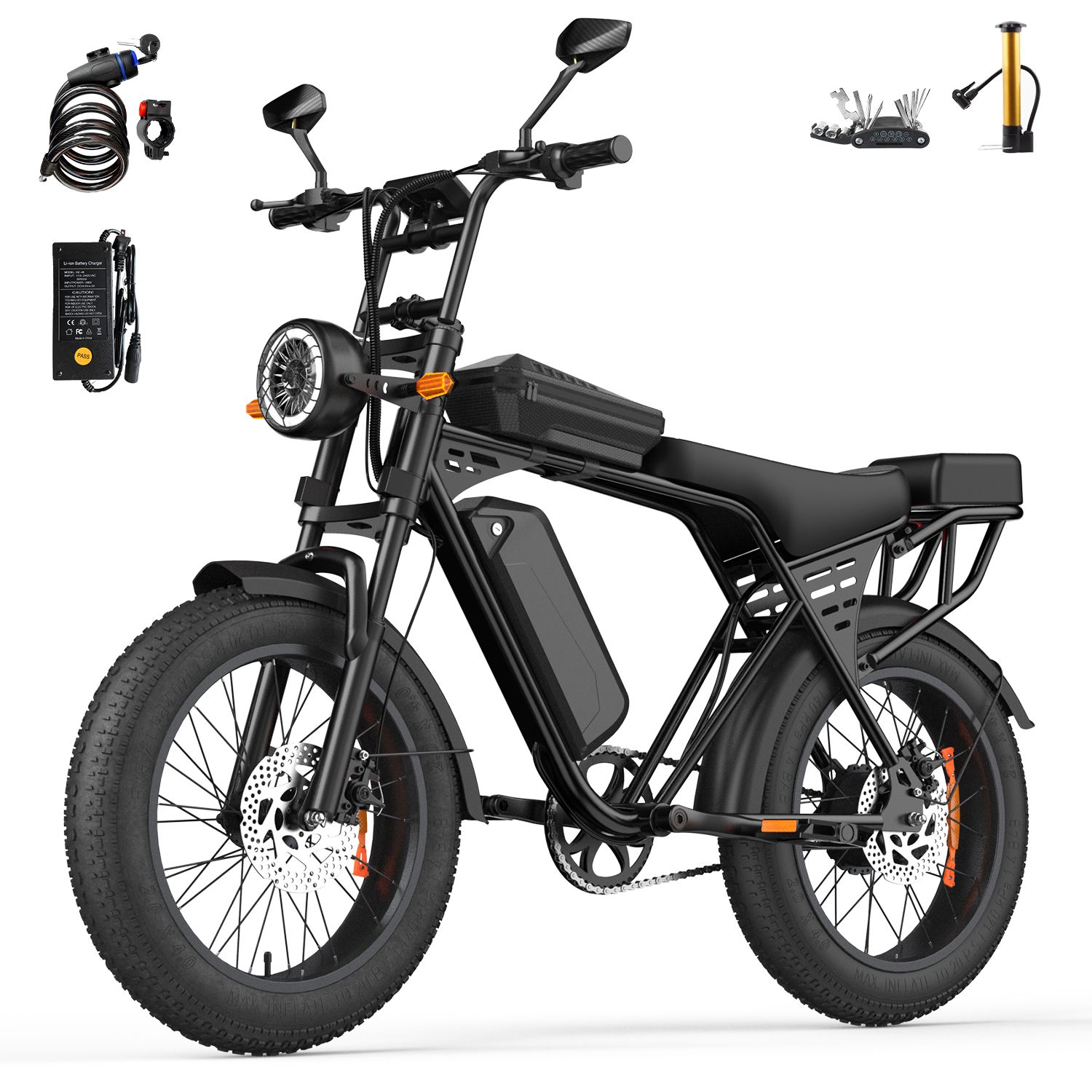 E-bike nera con faro, portapacchi e accessori. Display digitale con informazioni sulla batteria. Sfondo bianco.