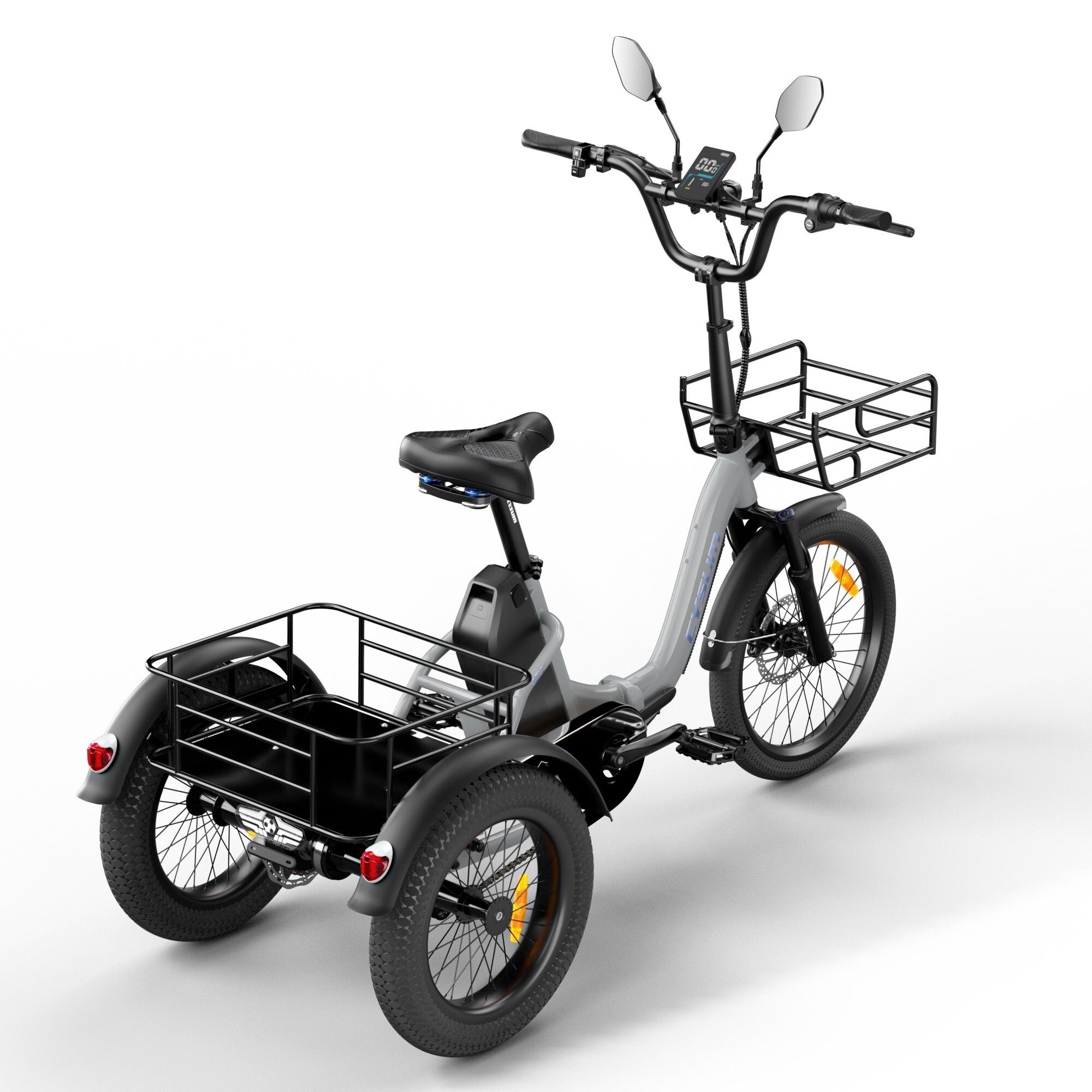 Triciclo elettrico grigio con cestini, sella e manubrio. Vista posteriore con fanali posteriori.