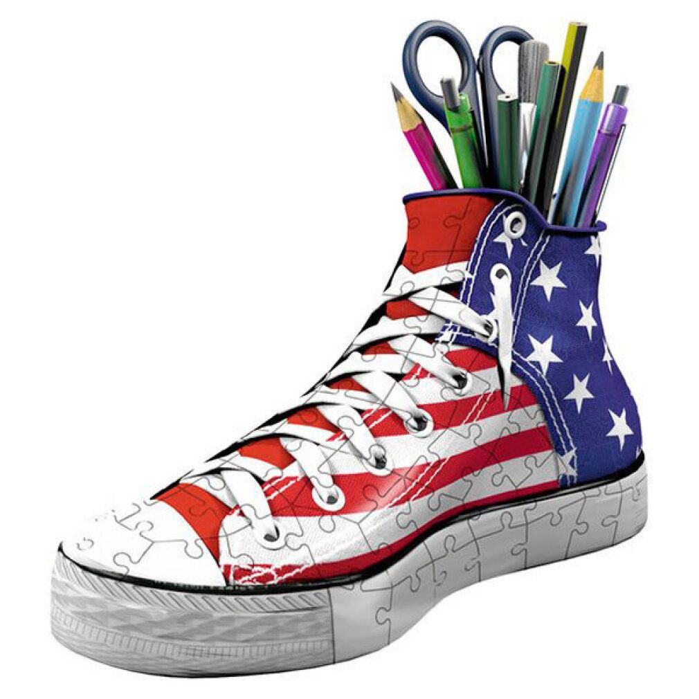 Puzzle 3D, scarpa americana. Pezzi formano una scarpa con bandiera americana. Contiene penne e forbici. Sfondo bianco.