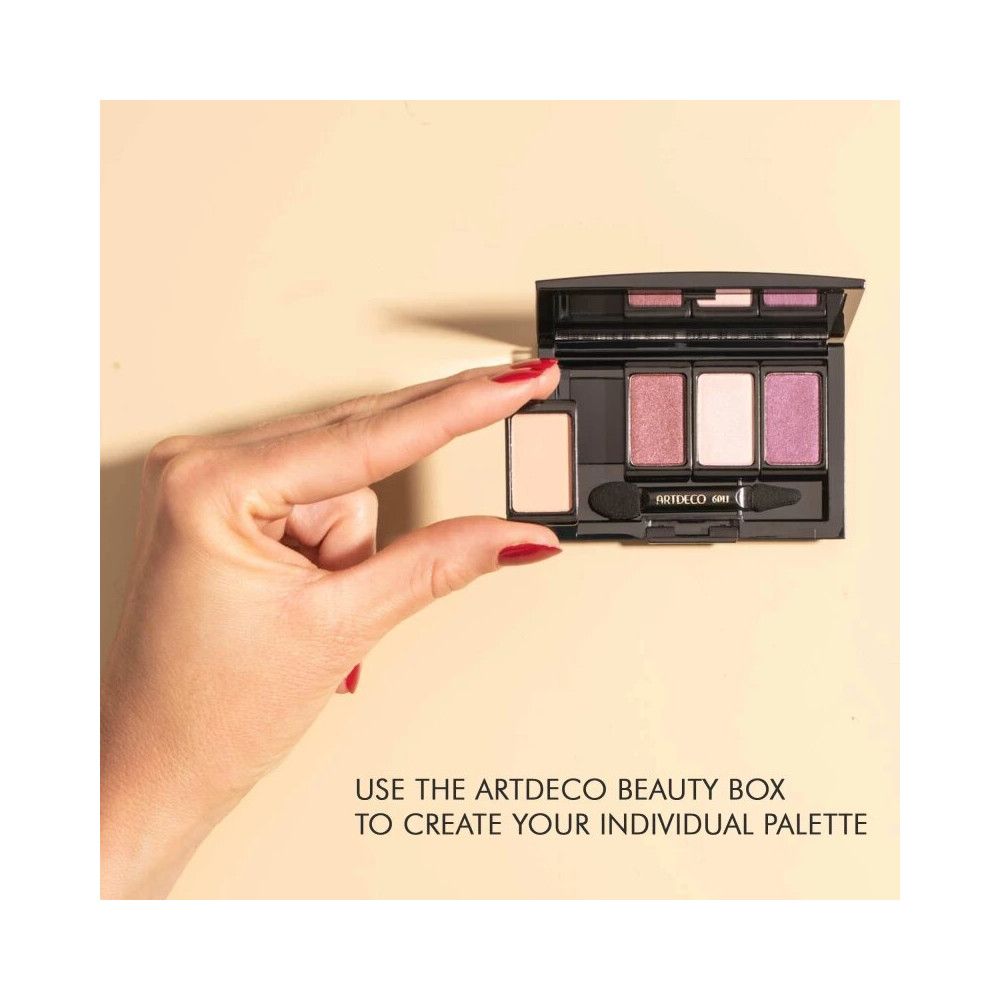 Artdeco Beauty Box Quattro aperta, con ombretti e applicatore, tenuta in mano.