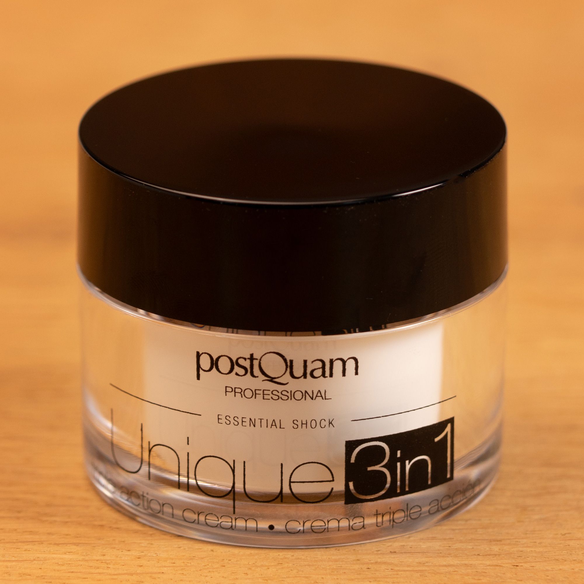 Vasetto di crema con coperchio nero. Scritta: Postquam Professional, Unique 3in1. Crema tripla azione.