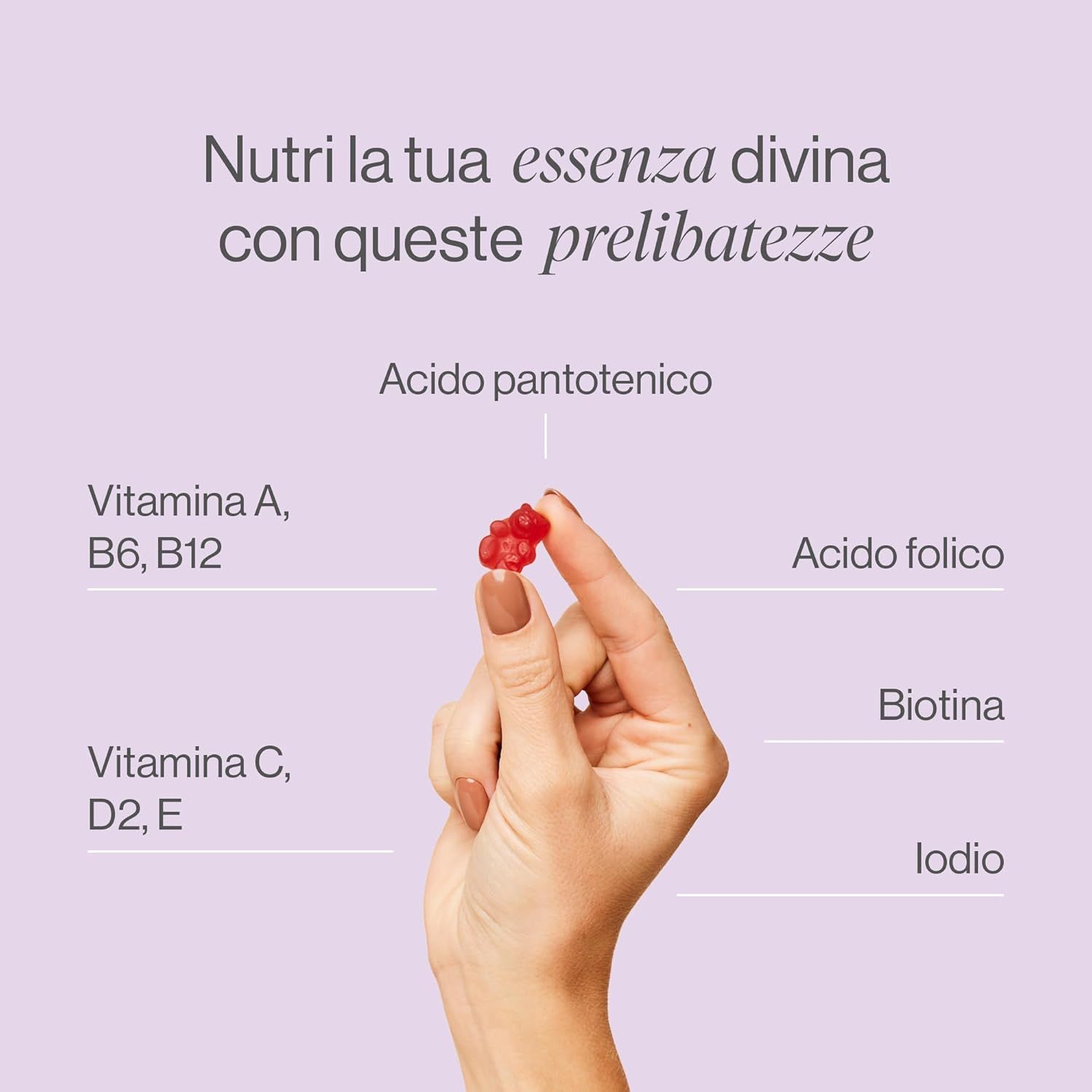 Mano che tiene un orsetto gommoso rosso. Testo: Acido pantotenico, Vitamina A, B6, B12, Vitamina C, D2, E, Acido folico, Biotina, Iodio.
