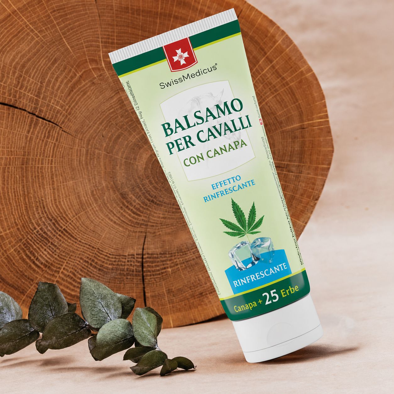 Tubo verde con tappo bianco. Scritta: Balsamo per Cavalli con Canapa, logo SwissMedicus. Rinfrescante. Canapa + 25 erbe.