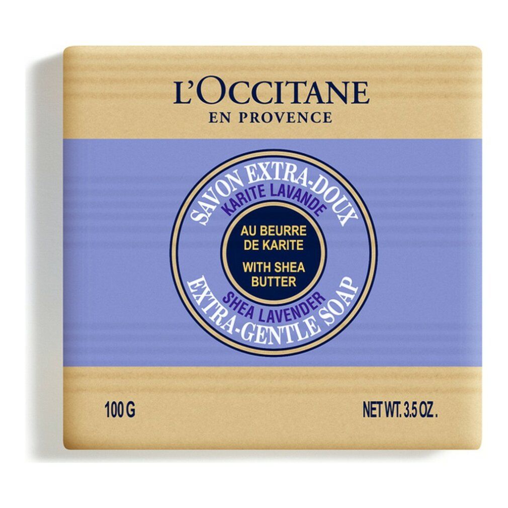 Sapone rettangolare con fascia viola e logo rotondo. Scritte: L'Occitane, Savon Extra-Doux Karité Lavande, Shea Lavender. 100g, Net Wt. 3.5 oz.