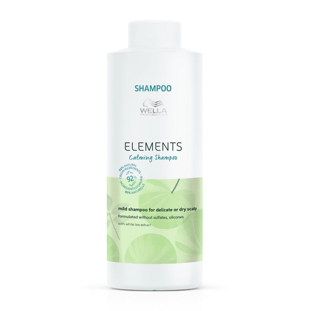 Flacone di shampoo bianco con etichetta verde. Scritta: Wella Elements, Calming Shampoo. 92% ingredienti naturali.