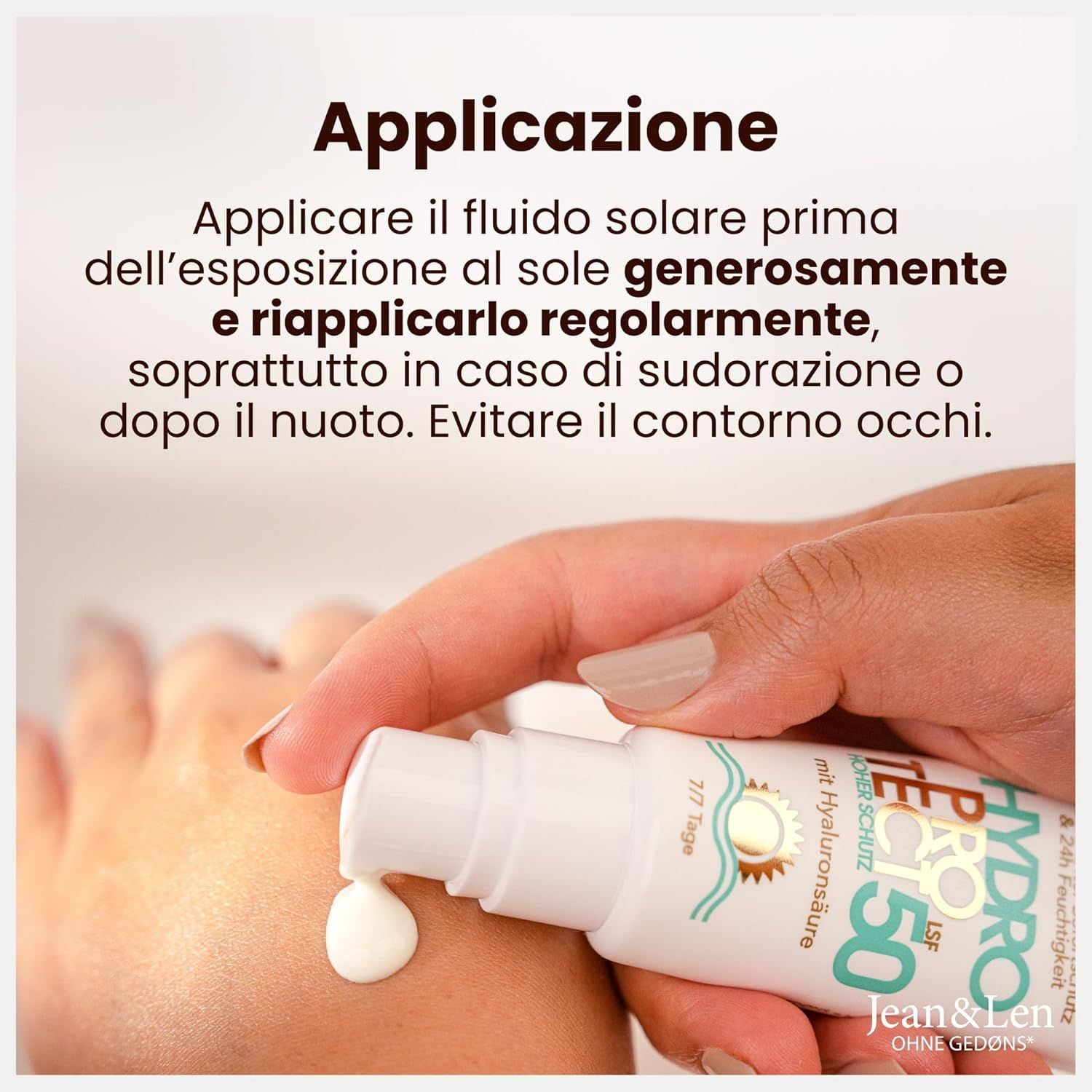 Mano che applica Jean & Len Sensitiv Sonnenschutzfluid LSF 50 sulla pelle. Testo: Hydro Protect, LSF 50, acido ialuronico. Istruzioni per l'uso.