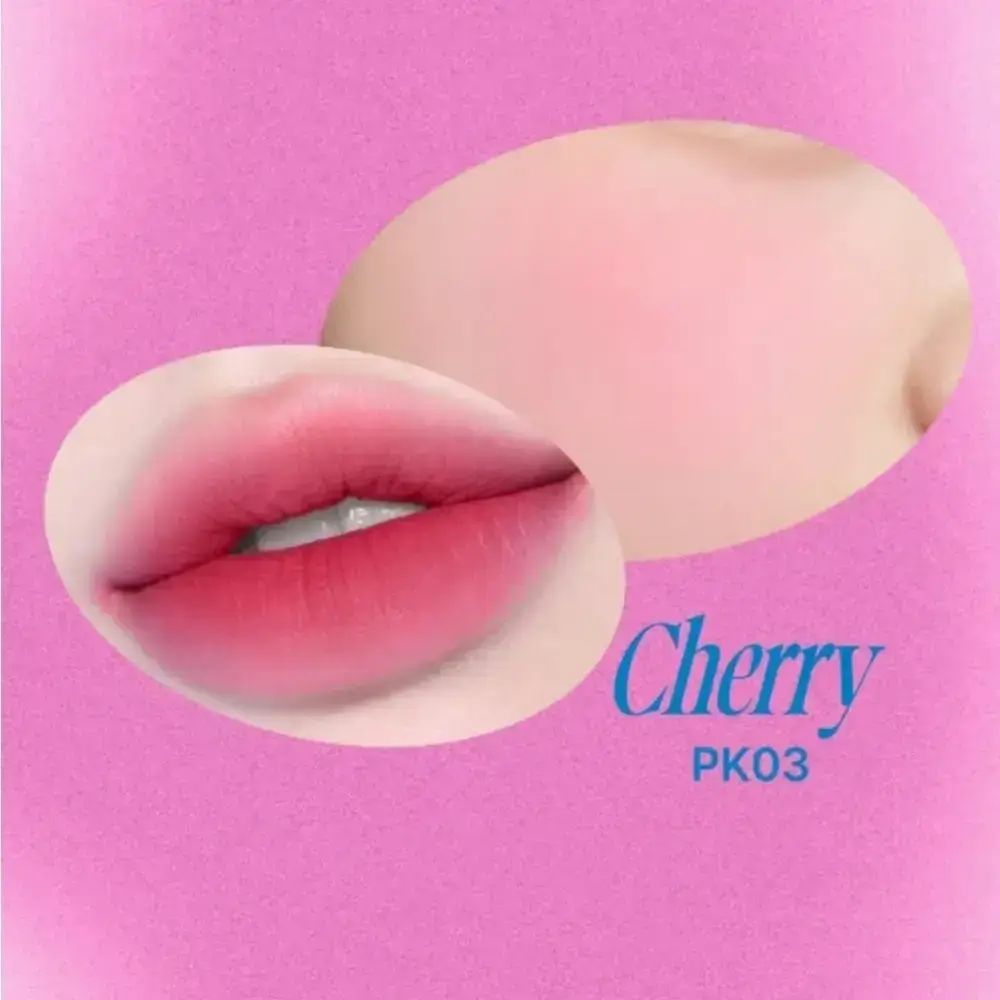 Labbra e guance rosso ciliegia. Testo: Cherry PK03. Su sfondo rosa. Labbra e guance rappresentate in forme ovali.