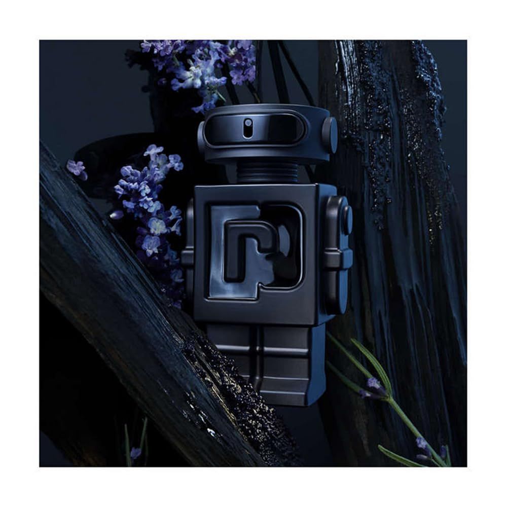 Flacone di profumo a forma di robot nero su sfondo scuro con rametti di lavanda. Il flacone ha la forma di un robot.