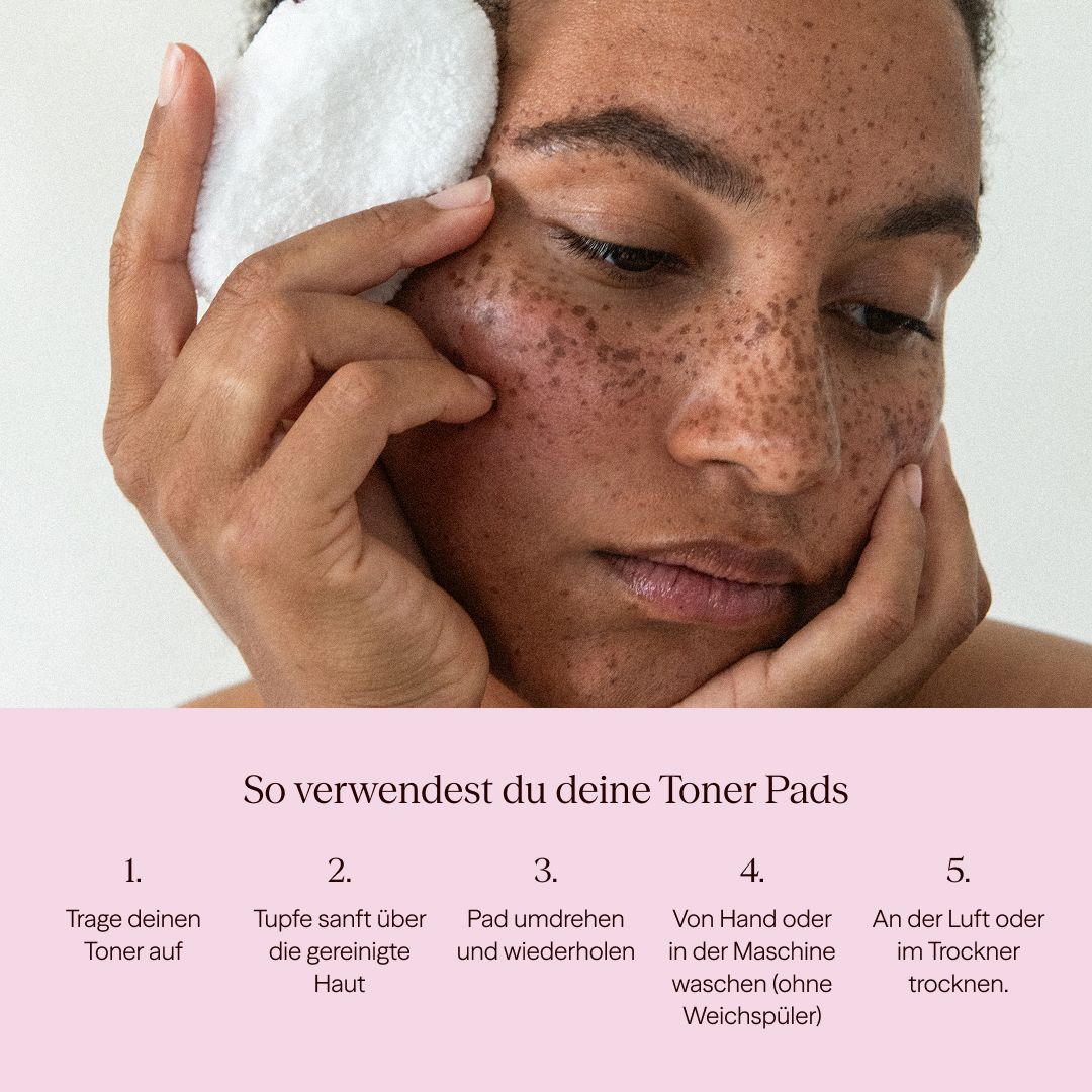 Donna con pad toner. Passaggi: applicare il toner, tamponare la pelle, girare il pad, lavare in lavatrice, asciugare.