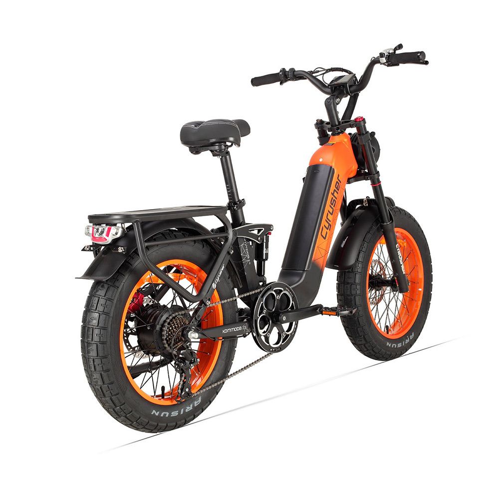E-bike Cyrusher arancione e nero. Pneumatici larghi, portapacchi, fanale.