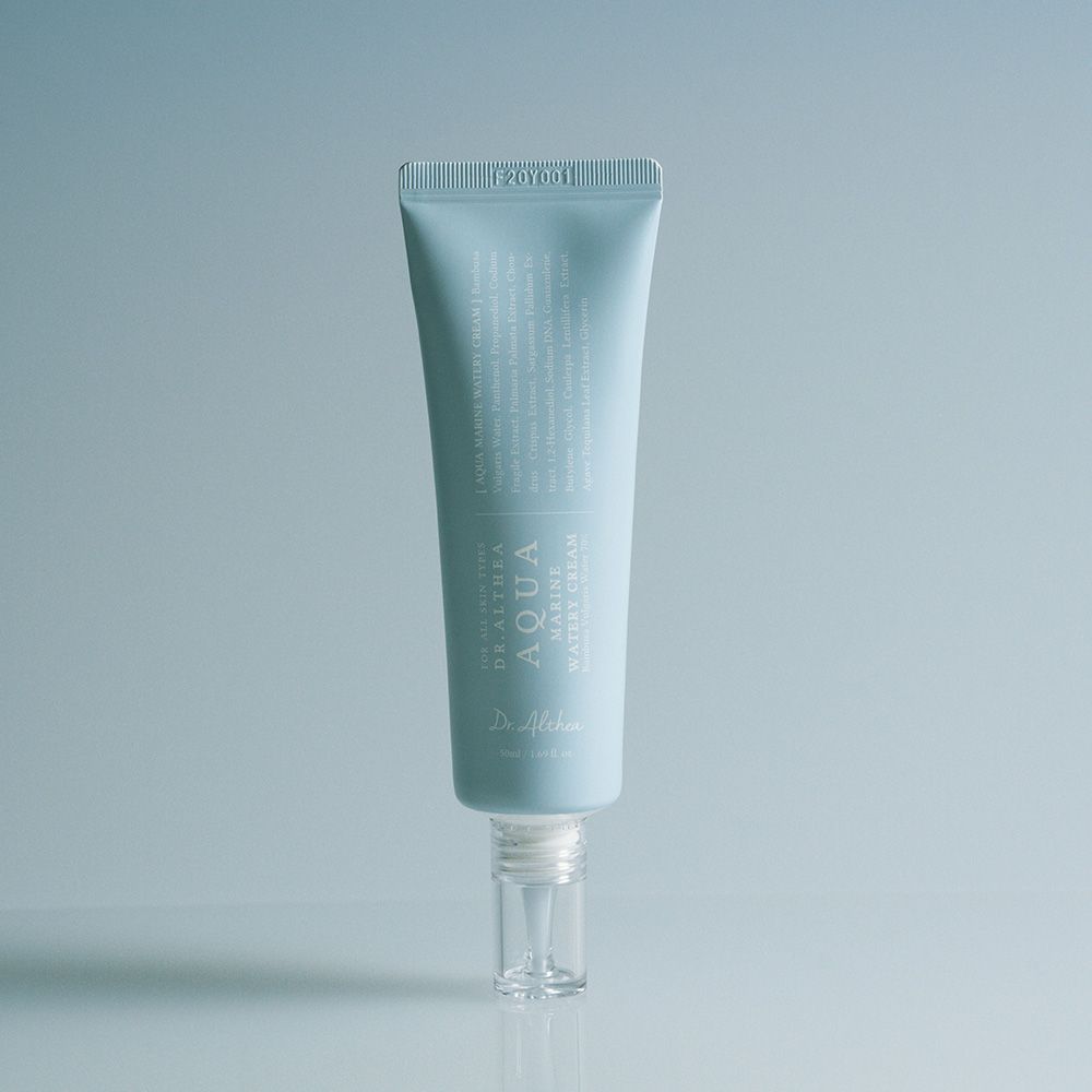 Tubo azzurro con applicatore trasparente. Scritta: Aqua Marine Watery Cream.