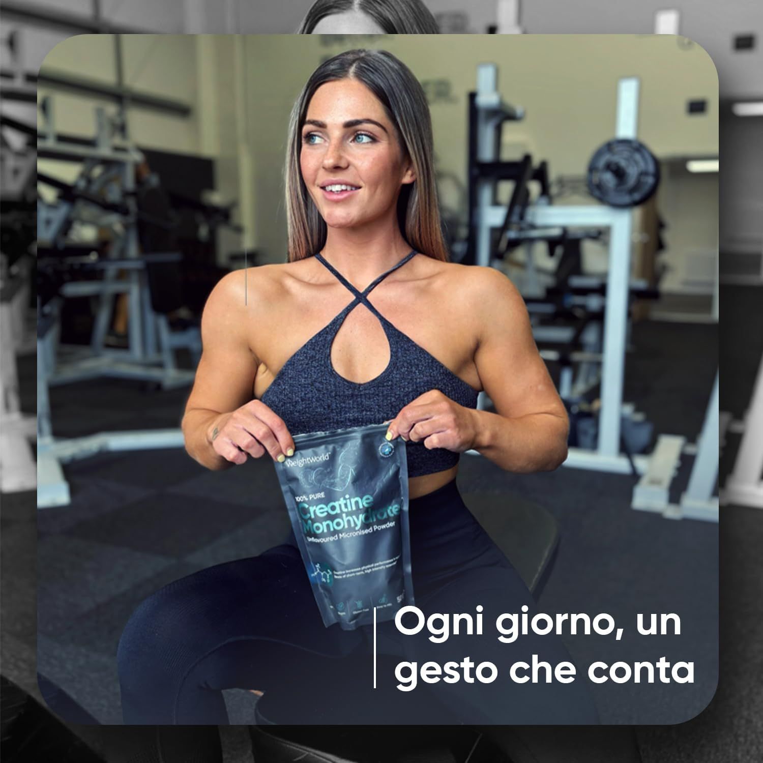 Donna tiene una busta. Testo: Creatina Monoidrato. Palestra sullo sfondo. In alto: Ogni giorno, un gesto che conta.